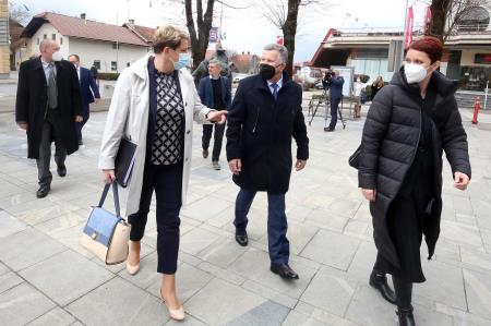 VLADA NA OBISKU V CERKNICI 049 FOTO LJUBO VUKELIČ